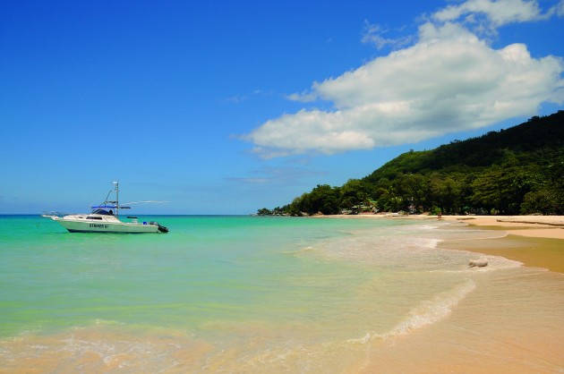 Crystal blue waters in the bays of the Seychelles