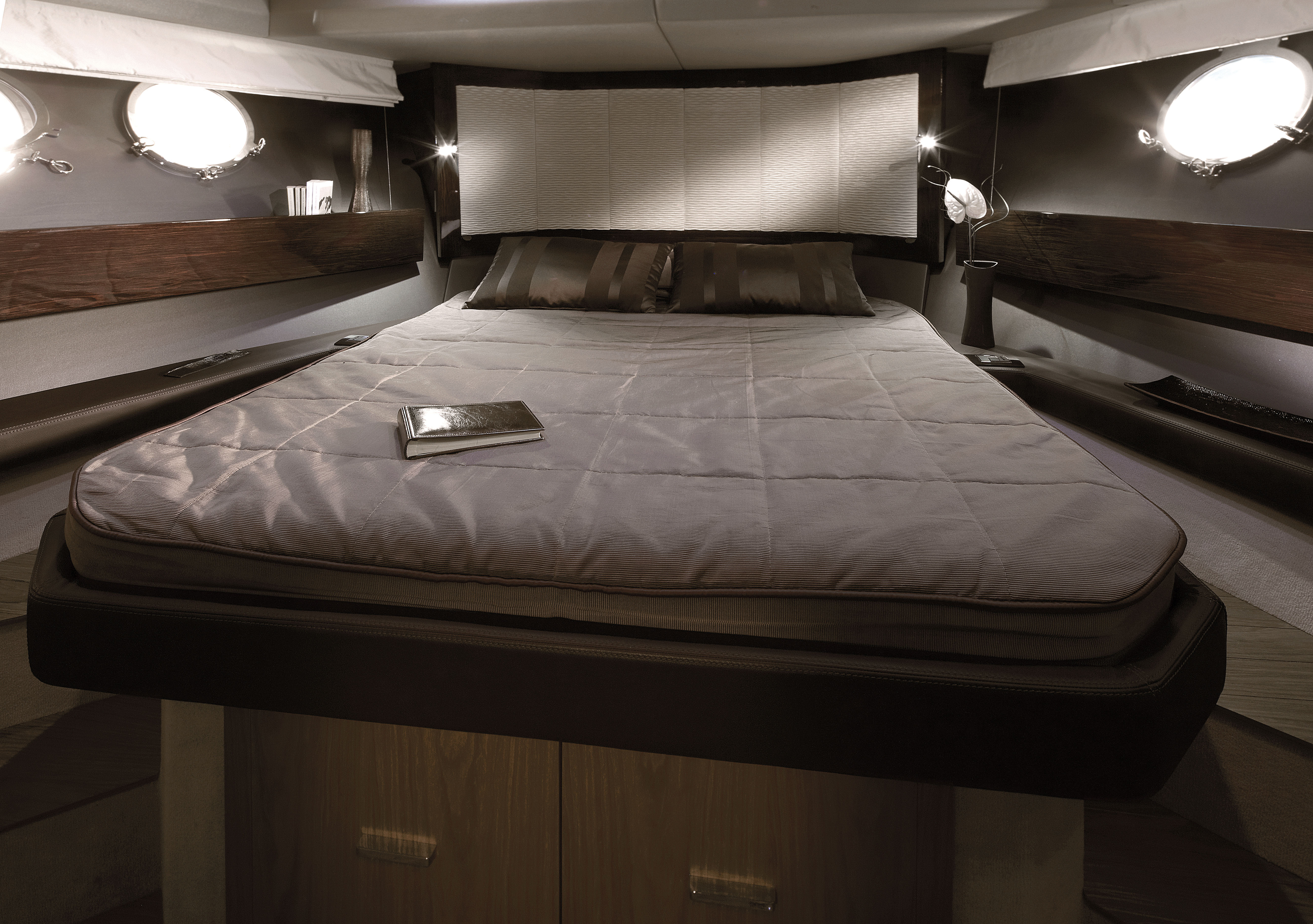 Sessa 54 Fly VIP cabin