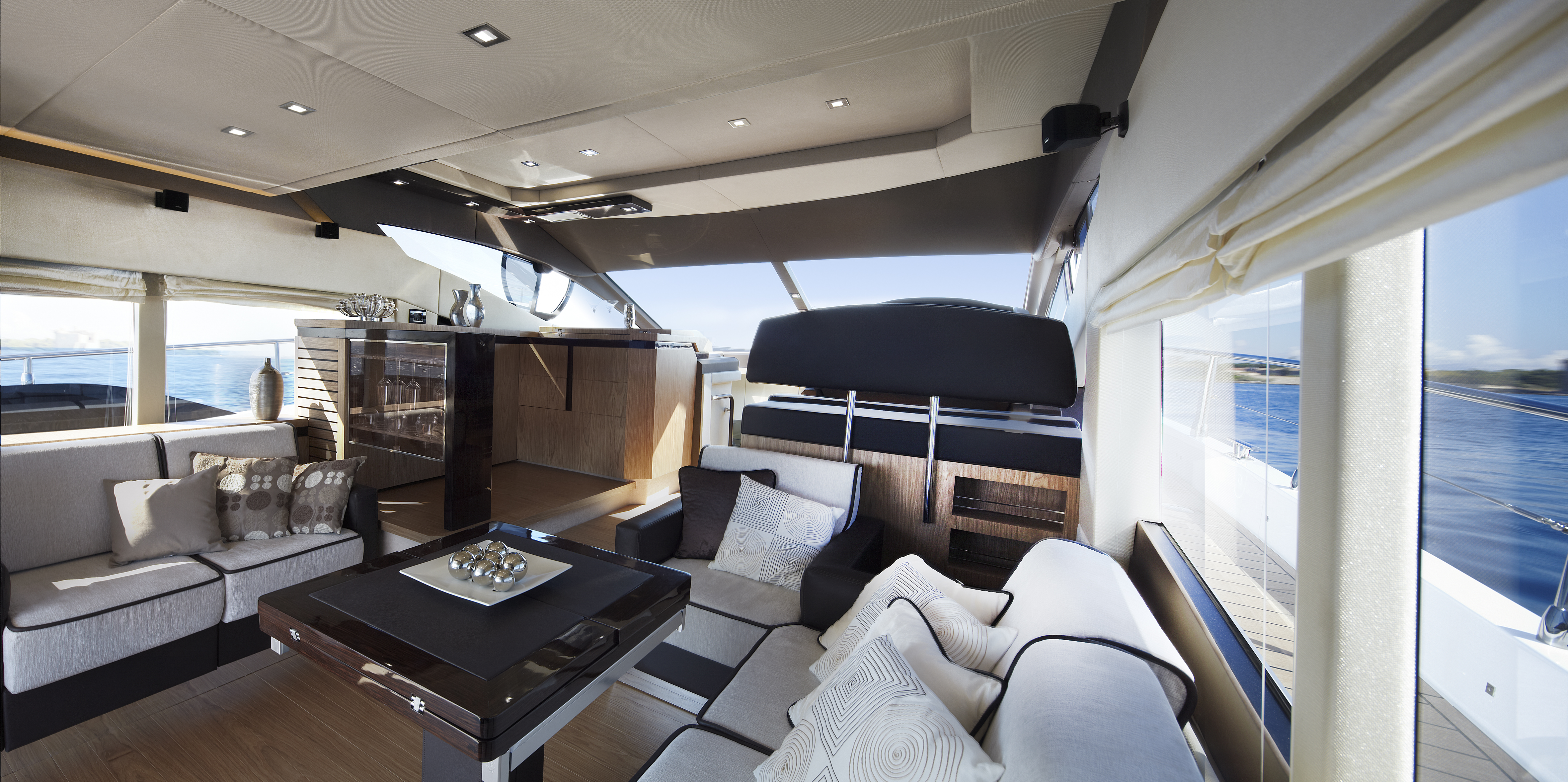 Sessa 54 Fly saloon
