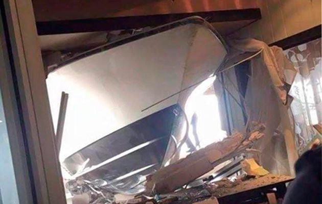 Boat-crashes-into-bar2