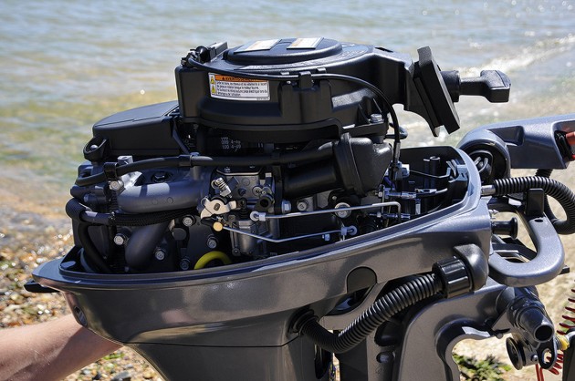 Yamaha 9.9hp outboard - cowling off