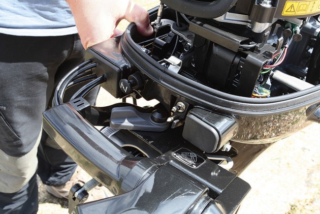 Suzuki DF8 9.9hp outboard - cowling off