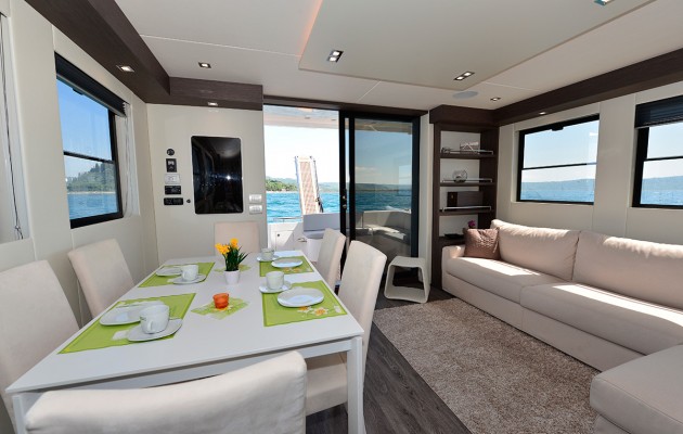 Overblue 44 - saloon