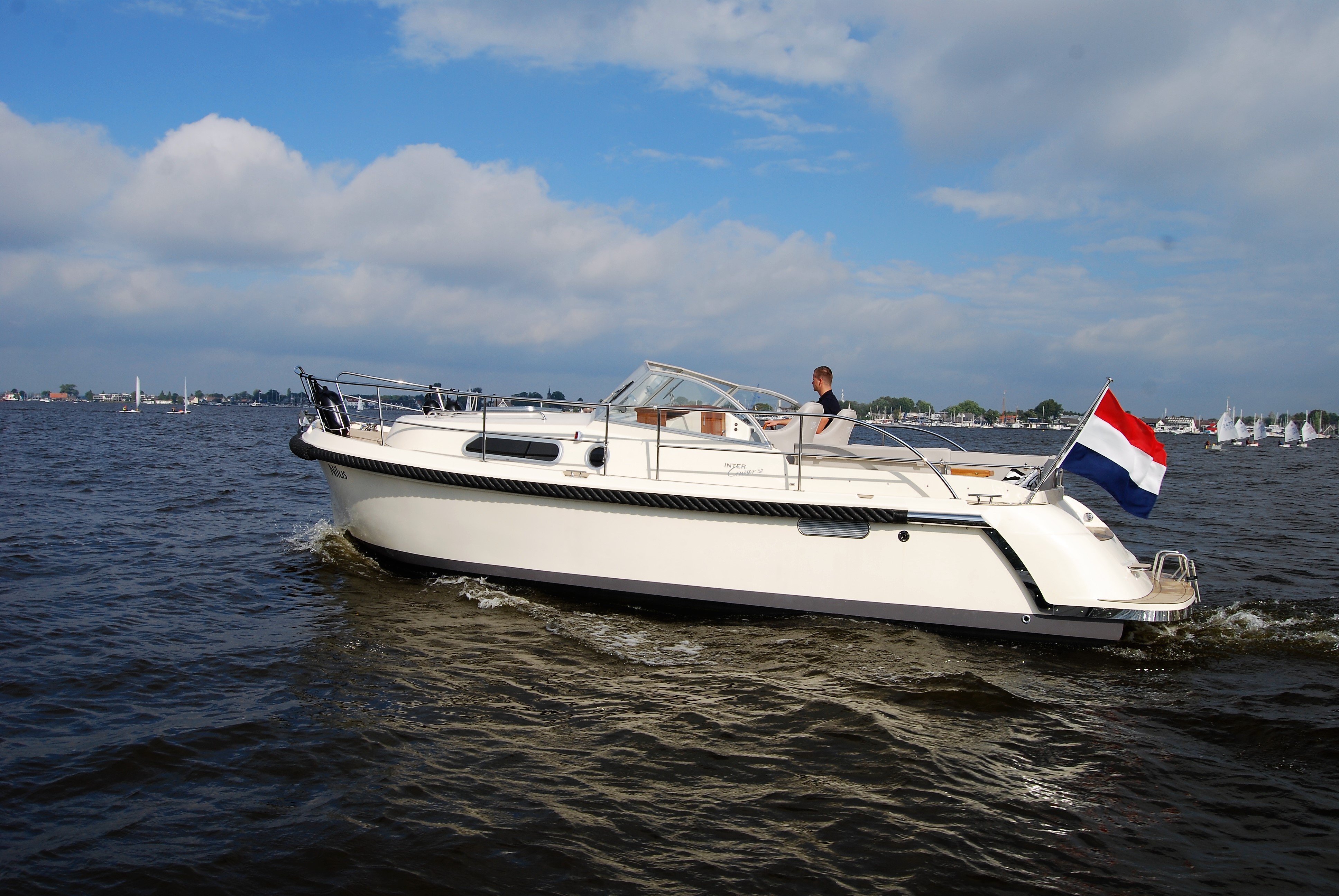 Intercruiser 32 on water