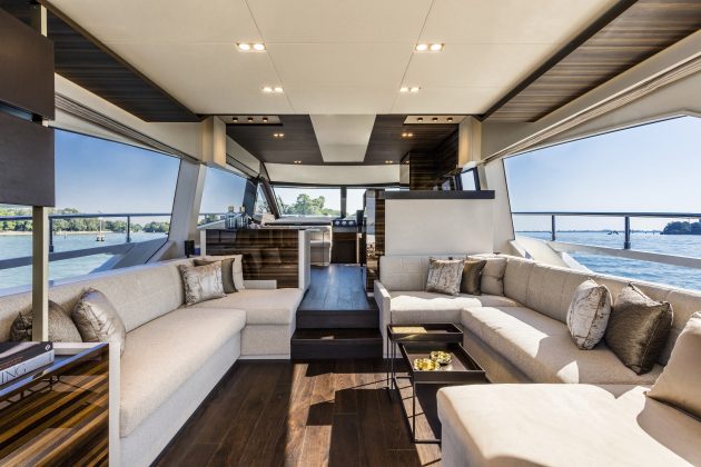 FERRETTI 670 Main saloon
