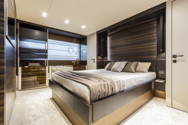 FERRETTI 670 owner's suite