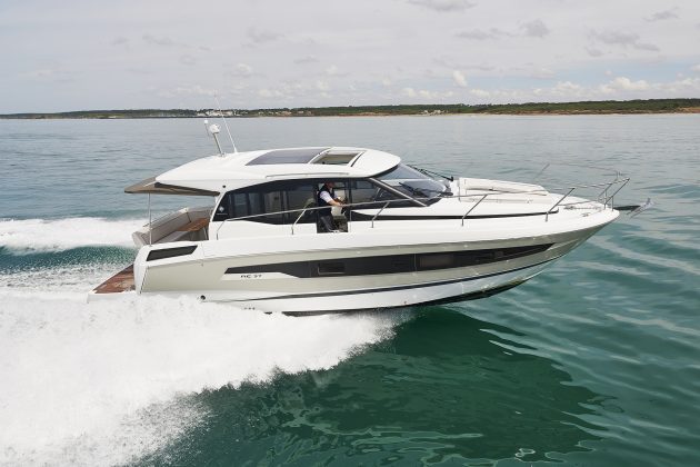 Jeanneau NC37 exterior