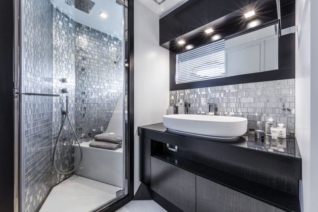 Pershing 9X bathroom