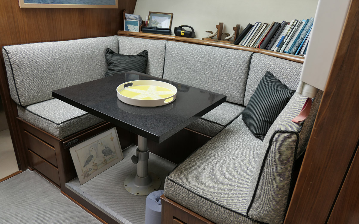 used-boat-buyers-guide-200000-Hatteras-52-dinette