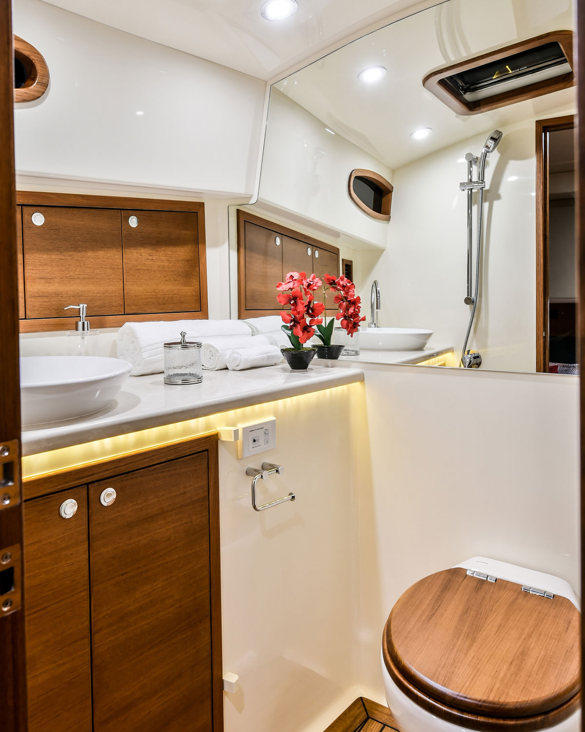 grand-banks-eastbay-44-motor-yacht-test-master-en-suite