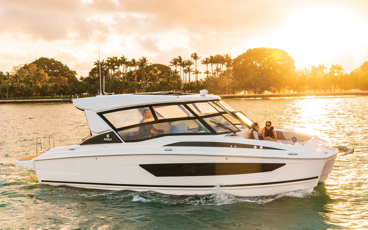 Aquila-32-powercat-exterior