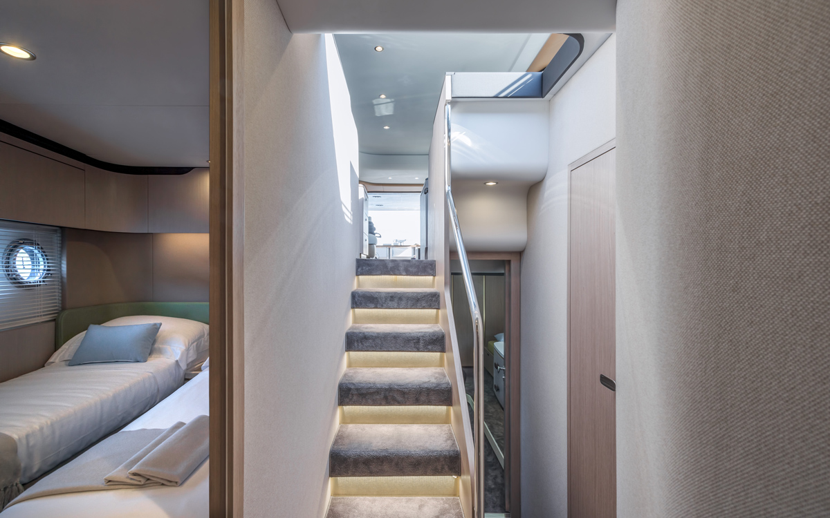Azimut-60-yacht-test-companionway