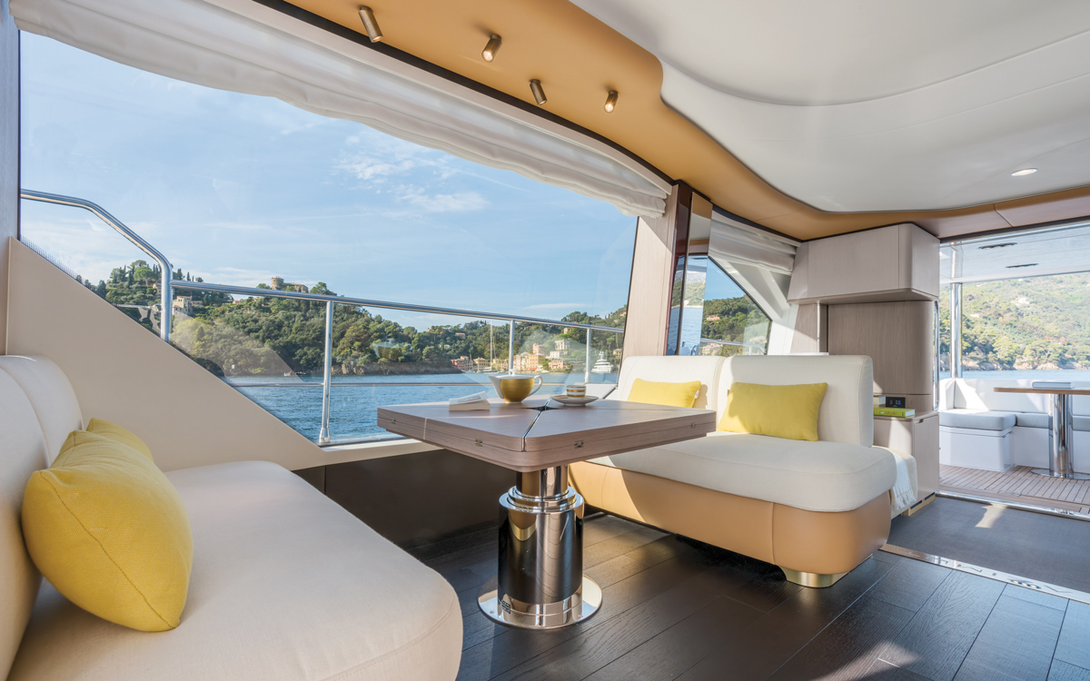 Azimut-60-yacht-test-dinette