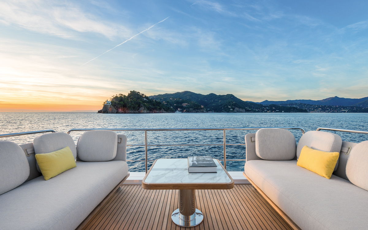 Azimut-60-yacht-test-flybridge-aft