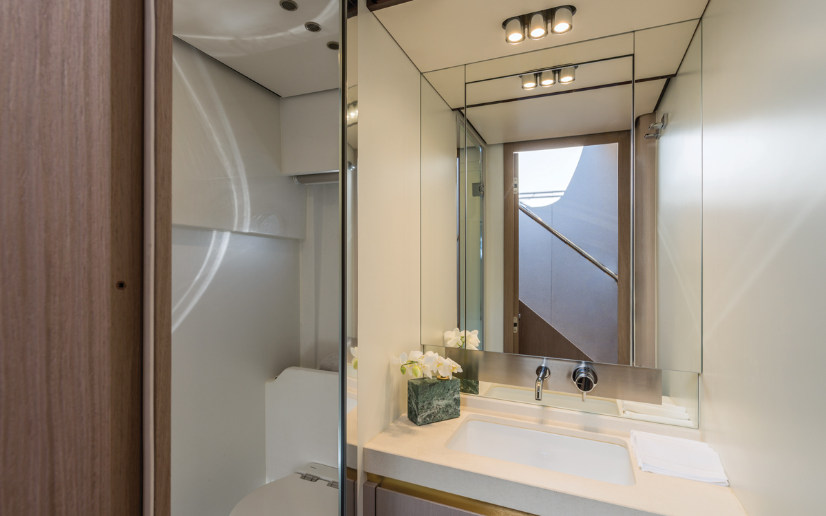 Azimut-60-yacht-test-guest-cabin-ensuite