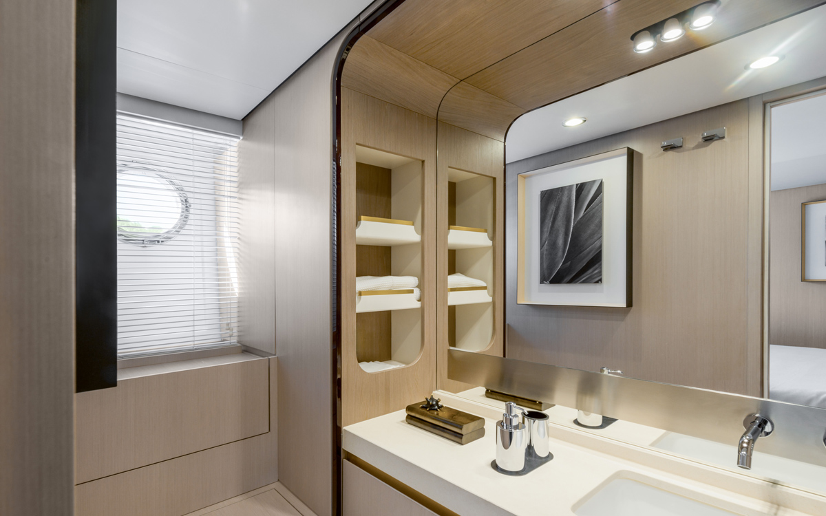 Azimut-60-yacht-test-master-cabin-ensuite