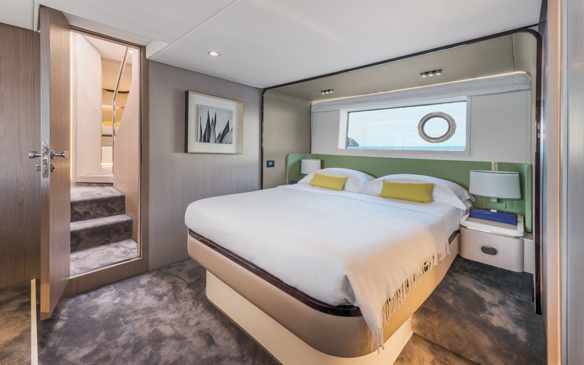 Azimut-60-yacht-test-master-cabin