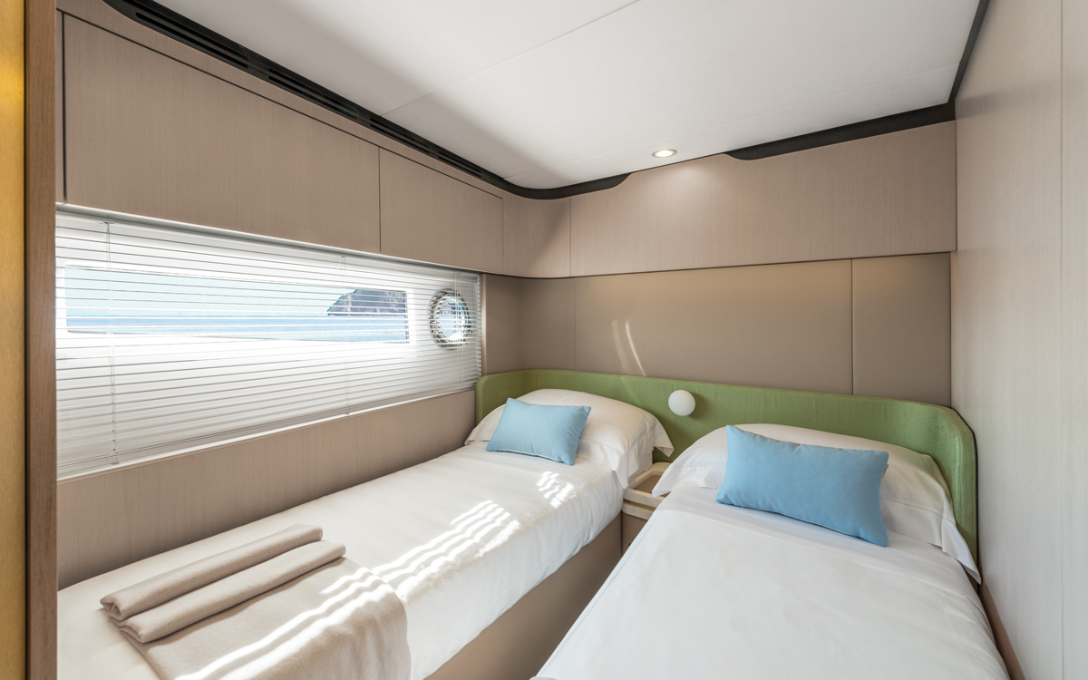 Azimut-60-yacht-test-twin-cabin
