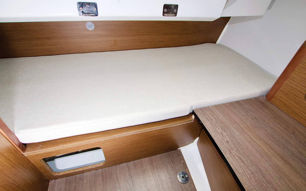 Jeanneau-Cap-Camarat-7.5-DC-S2-test-guest-cabin