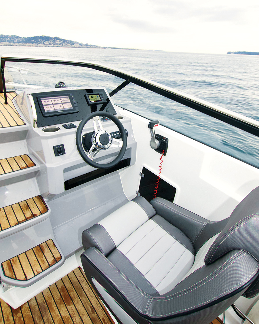 Jeanneau-Cap-Camarat-7.5-DC-S2-test-helm