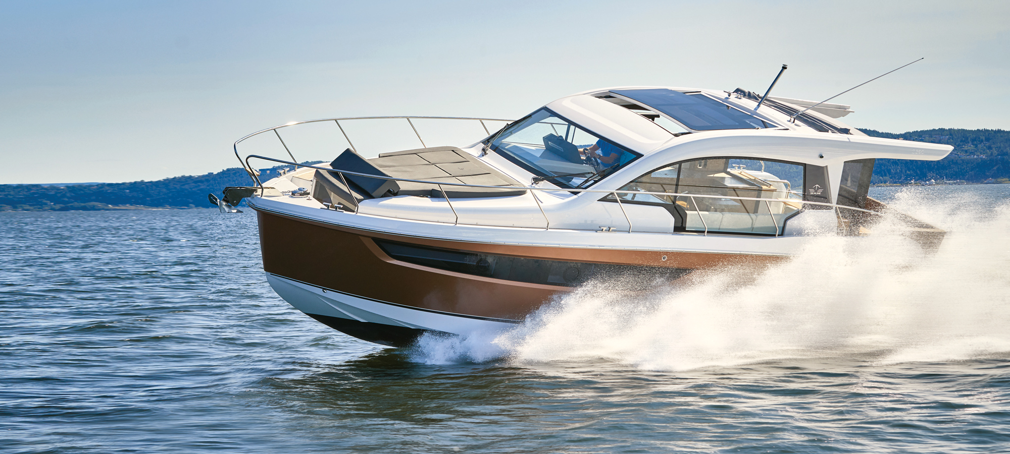 sealine-390-running-shot-hero-credit-richard-langdon