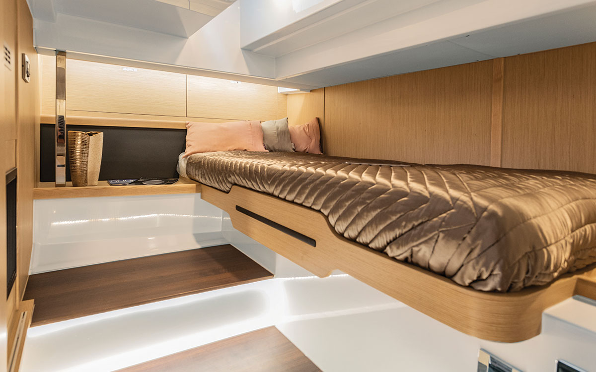 fjord-44-coupe-yacht-test-guest-cabin