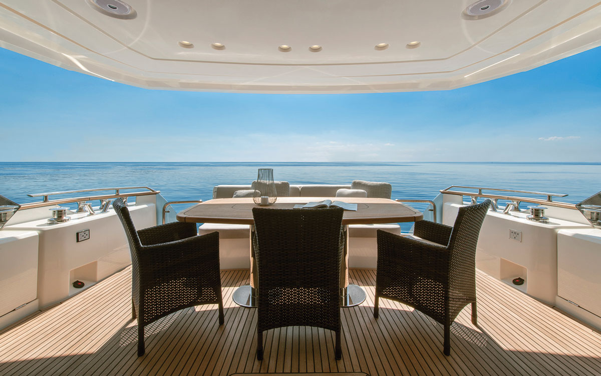 monte-carlo-yachts-66-test-cockpit