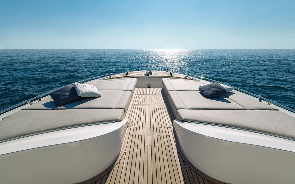 monte-carlo-yachts-66-test-foredeck