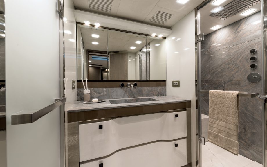 monte-carlo-yachts-mcy-96-boat-test-review-master-bathroom