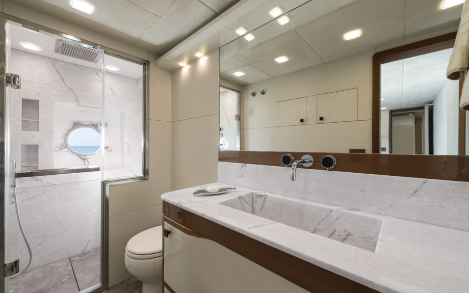 monte-carlo-yachts-mcy-96-boat-test-review-vip-bathroom