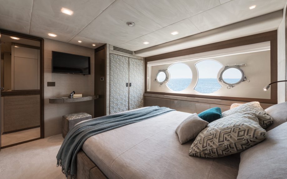 monte-carlo-yachts-mcy-96-boat-test-review-vip-cabin