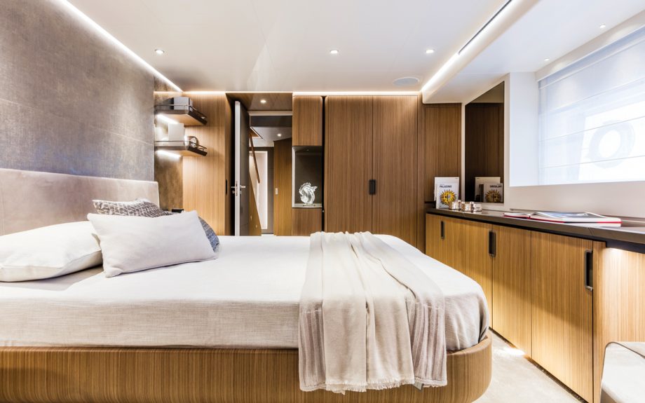 custom-line-120-yacht-test-guest-cabin