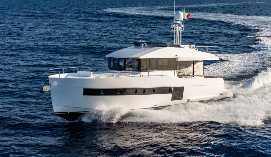 sundeck-550-yacht-test-running-shot