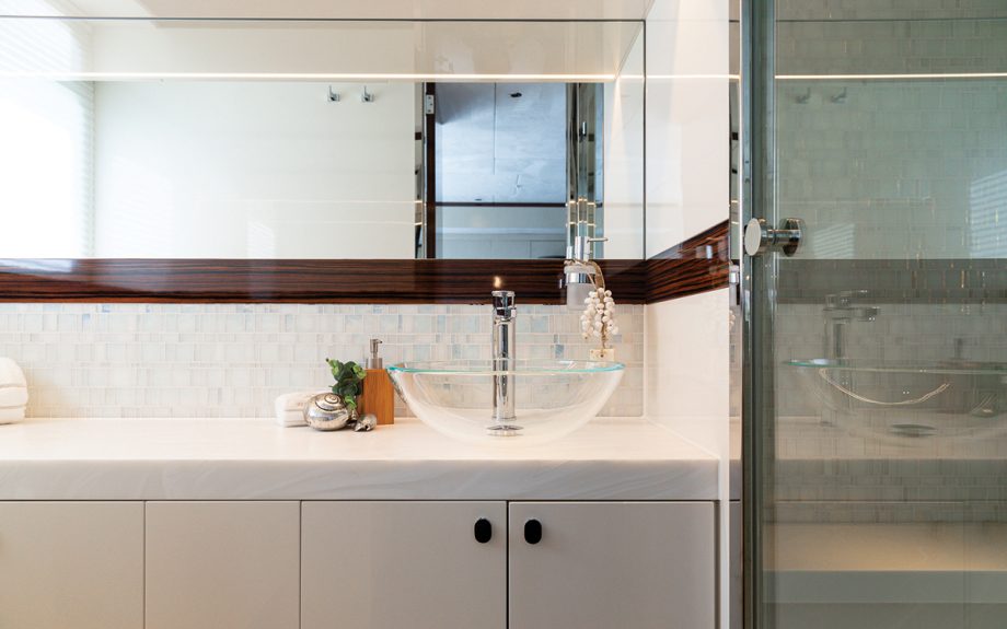 zeelander-72-yacht-test-en-suite-credit-jeff-brown-breed-media