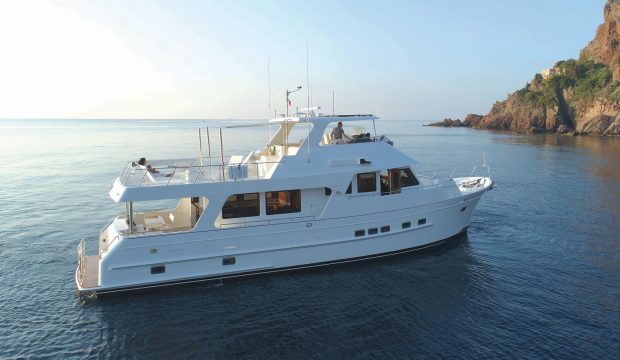 Outer-Reef-640-Azure-Classic-yacht-tour-video