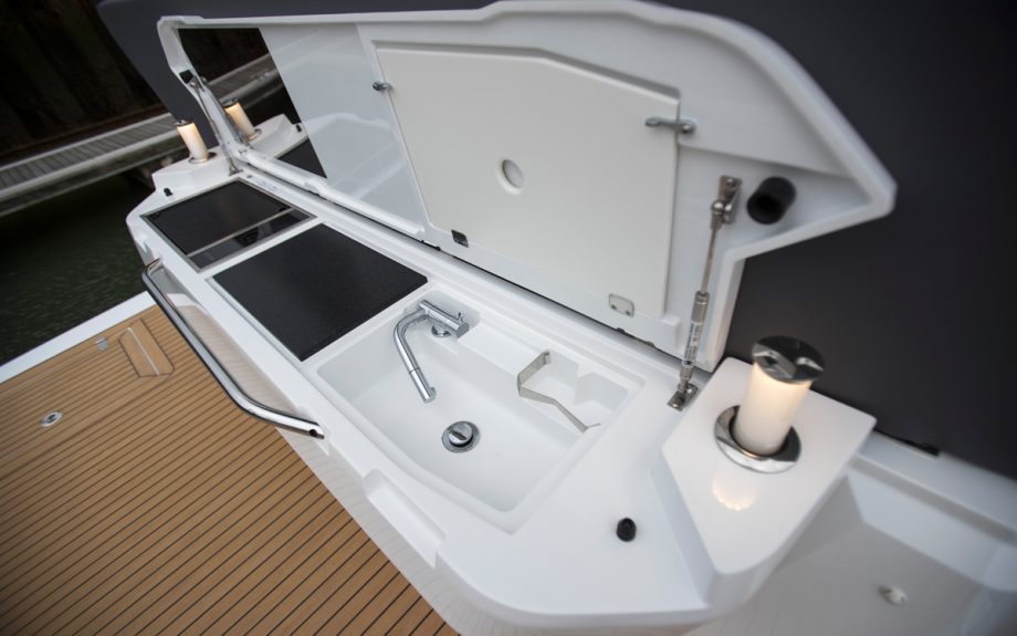 Sealine-C430-boat-test-cockpit-bar-credit-richard-langdon