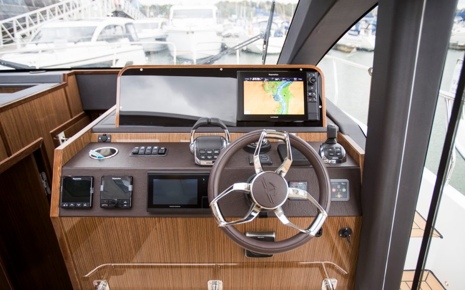 Sealine-C430-boat-test-helm-credit-richard-langdon