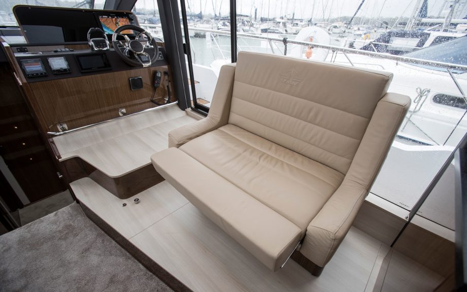 Sealine-C430-boat-test-swivel-helm-credit-richard-langdon