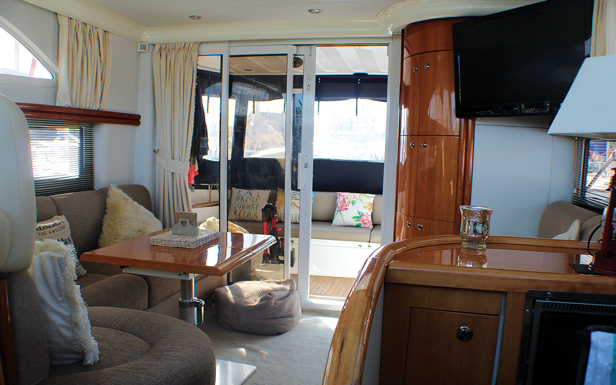 secondhand-boat-buyers-guide-sub-40ft-flybridge-Fairline-Phantom-38-saloon