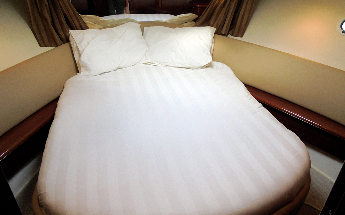 secondhand-boat-buyers-guide-sub-40ft-flybridge-Jeanneau-Prestige-36-cabin