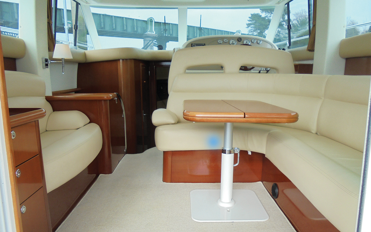 secondhand-boat-buyers-guide-sub-40ft-flybridge-Jeanneau-Prestige-36-saloon