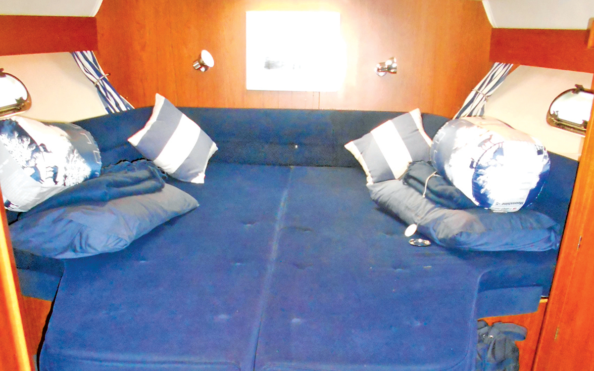 secondhand-boat-buyers-guide-sub-40ft-flybridge-Nimbus-380-cabin