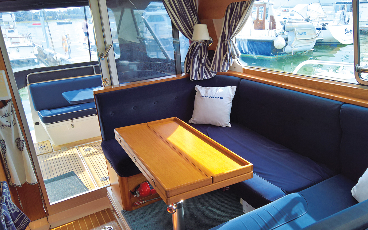 secondhand-boat-buyers-guide-sub-40ft-flybridge-Nimbus-380-saloon