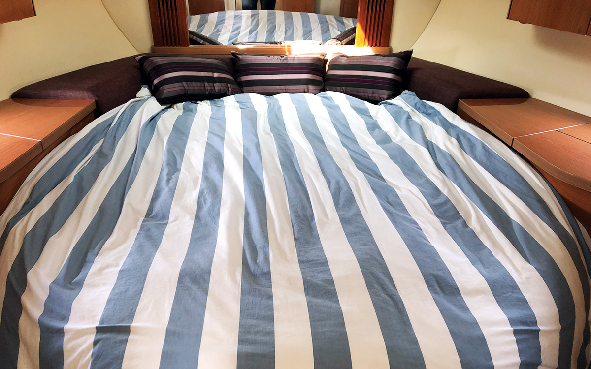 secondhand-boat-buyers-guide-sub-40ft-flybridge-sealine-F34-cabin