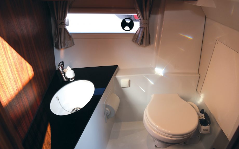 Finnmaster-pilot-8-cabin-boat-test-review-heads