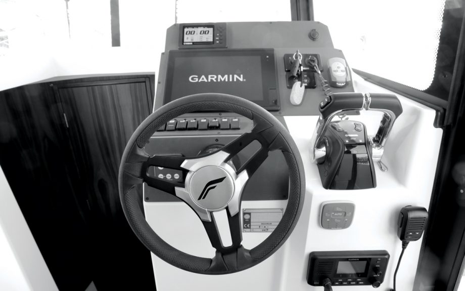 Finnmaster-pilot-8-cabin-boat-test-review-helm