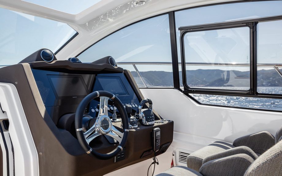 azimut-atlantis-45-yacht-review-helm