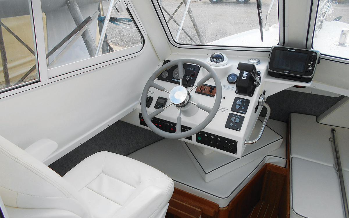 secondhand-buyers-guide-all-weather-boat-Seaward-19-helm