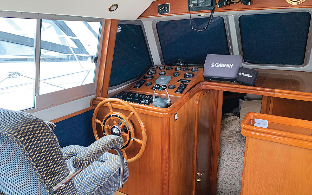 secondhand-buyers-guide-all-weather-boat-aquastar-33-helm