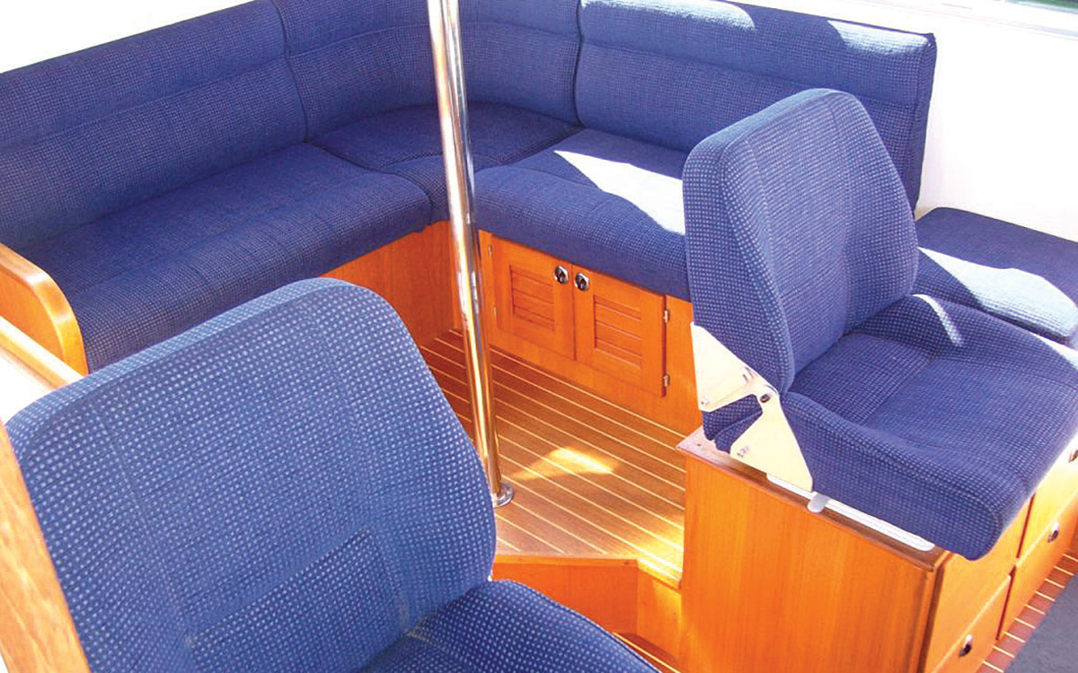 secondhand-buyers-guide-all-weather-boat-botnia-targa-31-interior